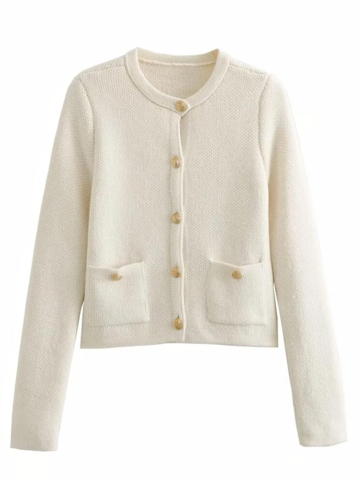 Gilet blanc, col rond, poches et fermé avec des boutons doré