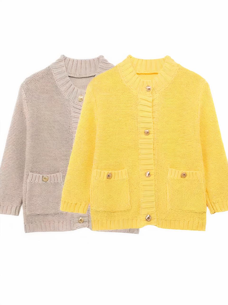 2 gilets à col rond, avec des boutons dorés et 2 poches. Un jaune et un camel