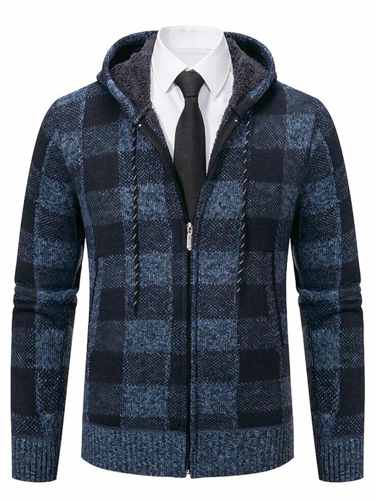 Photo d'un cardigan bleu à carreaux avec une capuche à cordon de serrage semi-ouvert sur une chemise blanche et cravate noire, le tout sur fond blanc