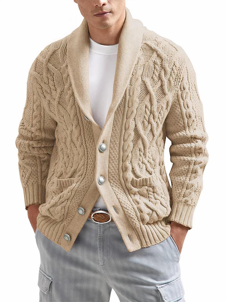 Cardigan col châle mailles torsadées On voit un homme qui porte un cardigan beige mailles torsadées avec de gros boutons argentés et un jean clair