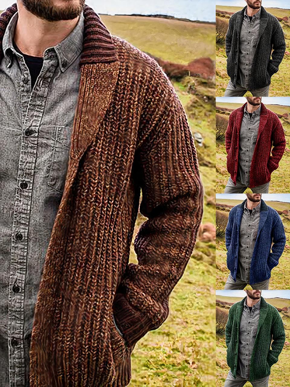Cardigan col châle pour homme en maille chinée On voit un homme dans un environnement qui ressemble à l'Irlande, qui porte un cardigan épais en maille chinée marron.
