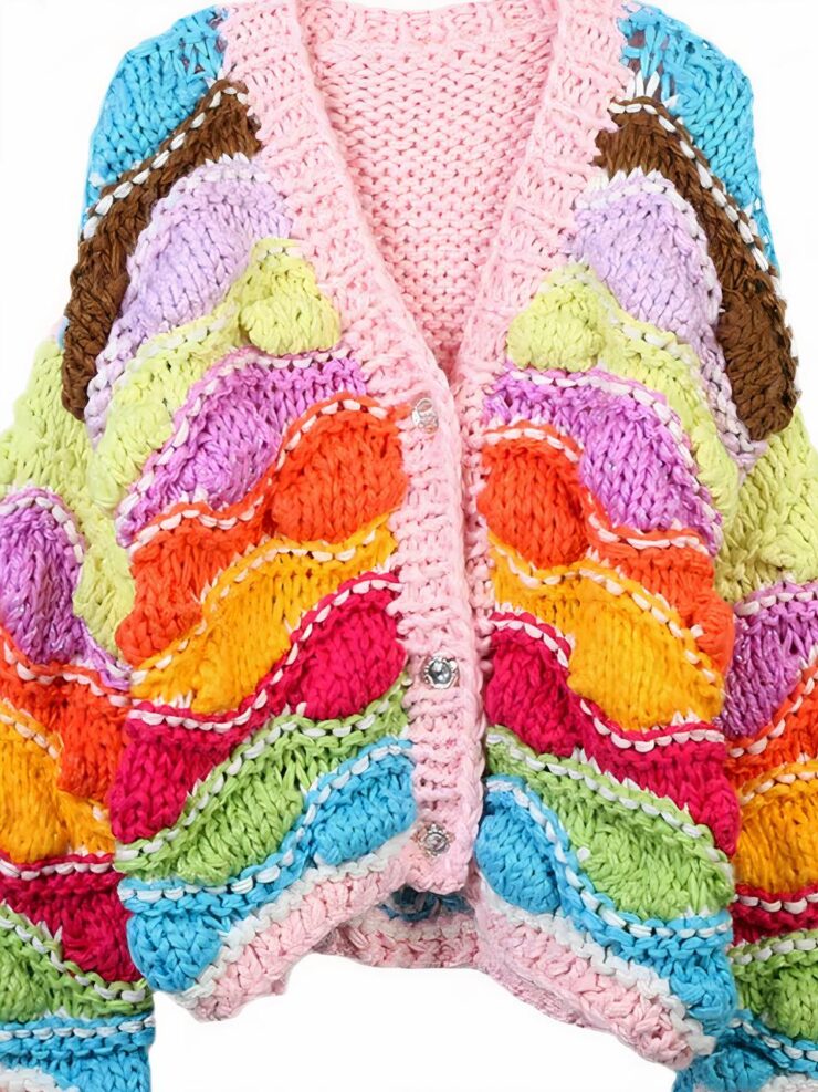 Photo d'un cardigan coloré multicolore pour femme à grosses mailles ondulées, col V et boutons argentés, sur un fond blanc
