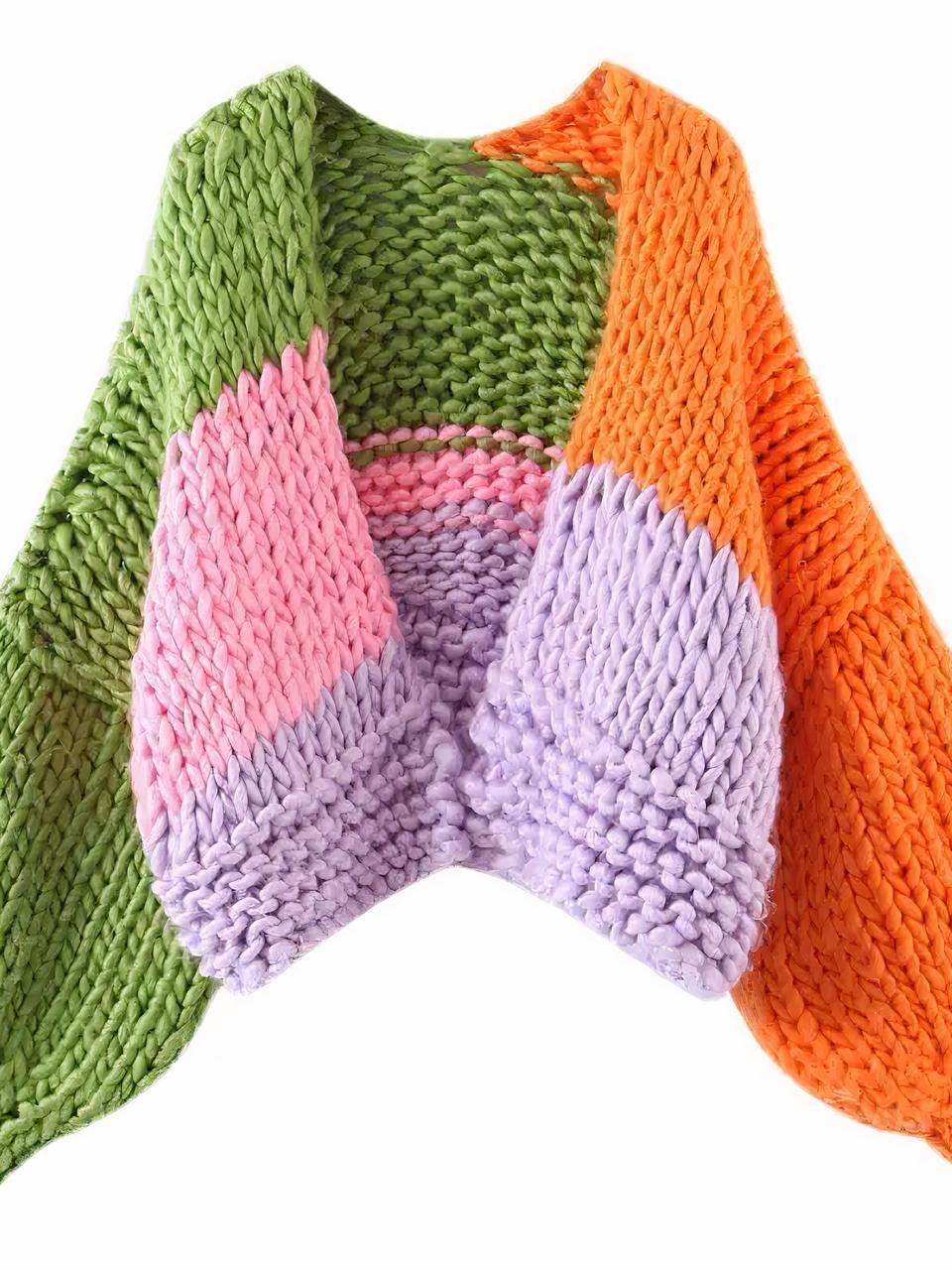 Phot d'un cardigan coloré multicolore en grosses maille court et ouvert à manches larges resserrées par côtes sur un fond blanc