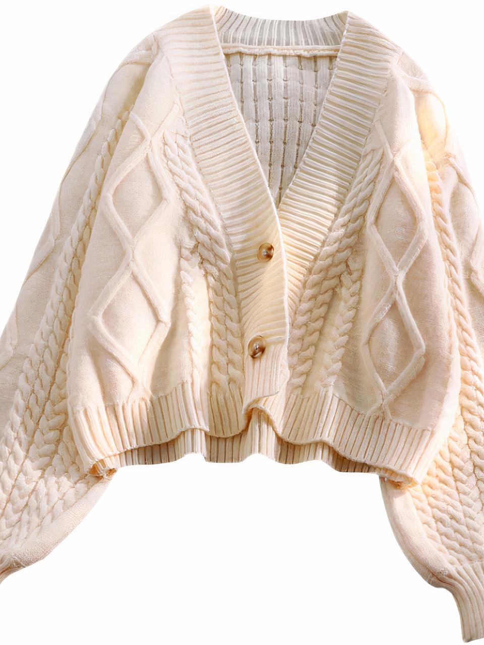 Cardigan court femme tricot épais Photo d'un cardigan court en tricot beige épais pour femme à plusieurs types de mailles et trois boutons au bas d'un col en V, manches ballon serrées en bas, sur un fond blanc