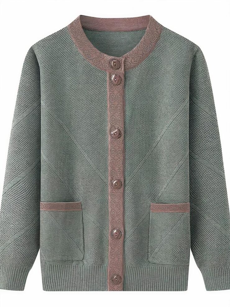 Cardigan vert sur fond blanc.