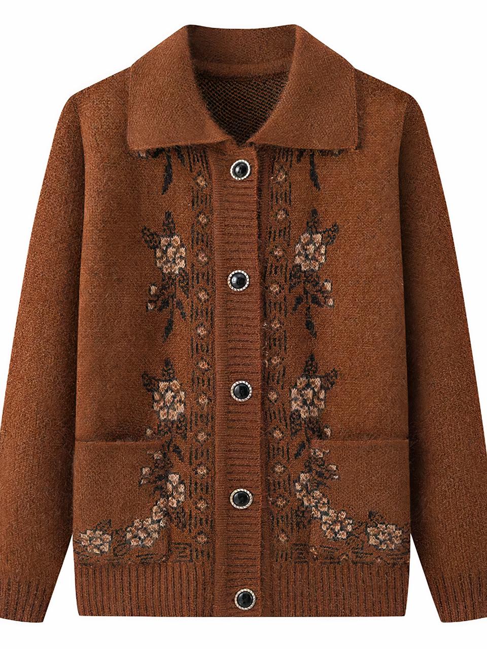 Cardigan marron avec des fleurs sur fond blanc.