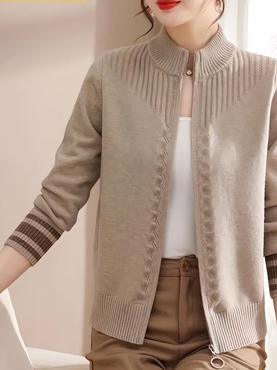 Femme portant un cardigan d'hiver zippé.