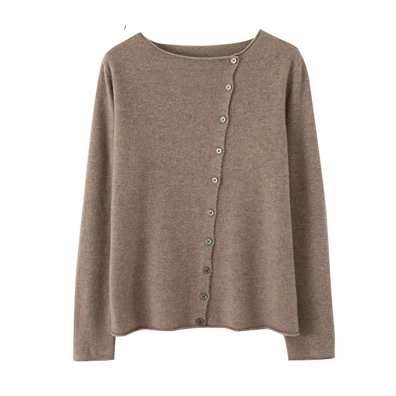 Photo d'un cardigan marron clair en laine fine à col bateau et boutonnage sur le côté en oblique le tout sur fond blanc