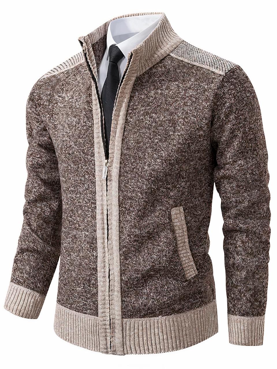 Cardigan épais zippé et chiné pour homme Un gilet zippé marron aux côtes des poignets, du col et de la boutonnière beige. Dessous il y le col d'une chemise bmanche avec une cravatte noire