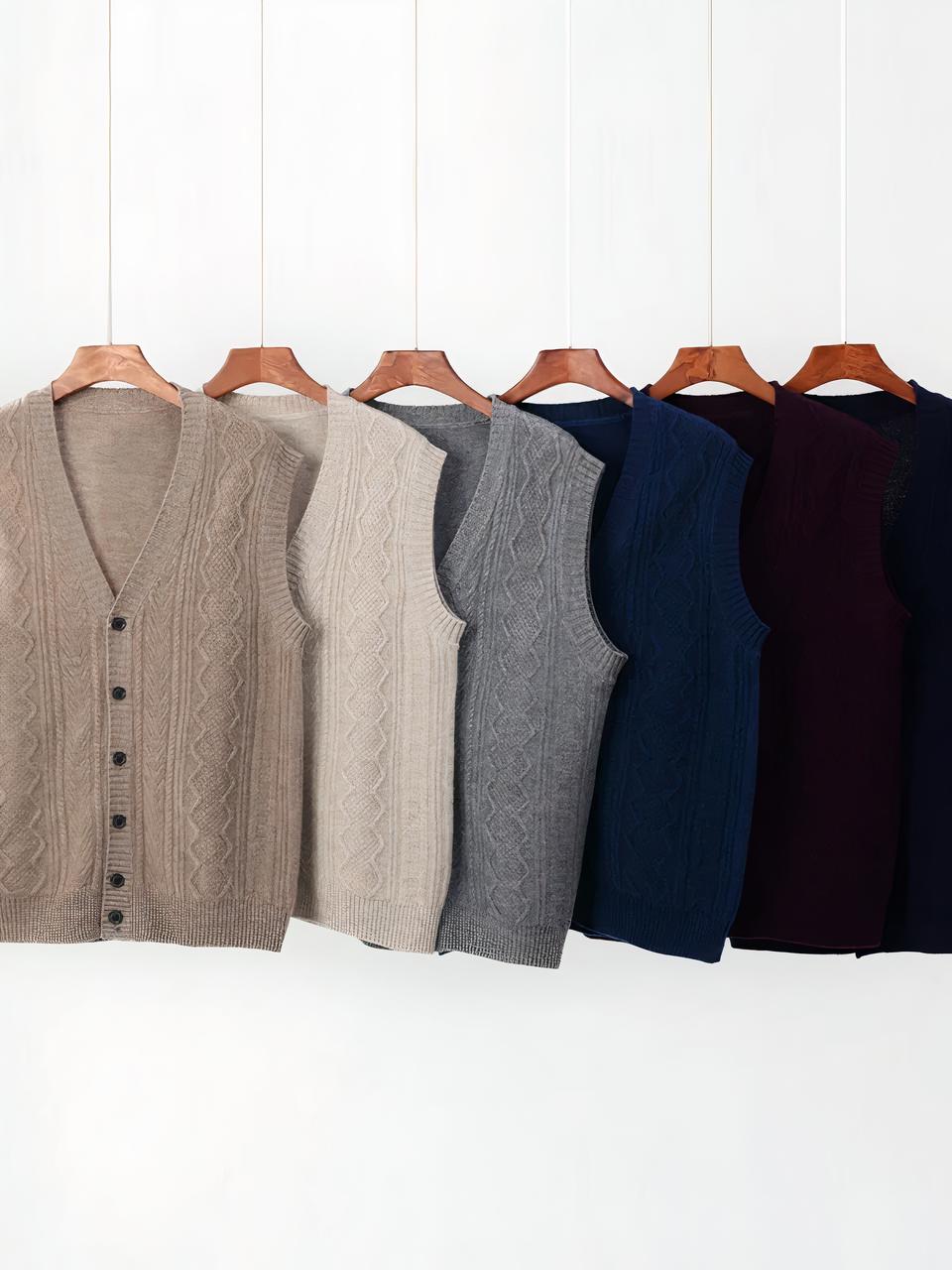 Cardigan gilet aspect rétro en laine pour homme On voit six gilets en laine suspendus à des cintres en bois.