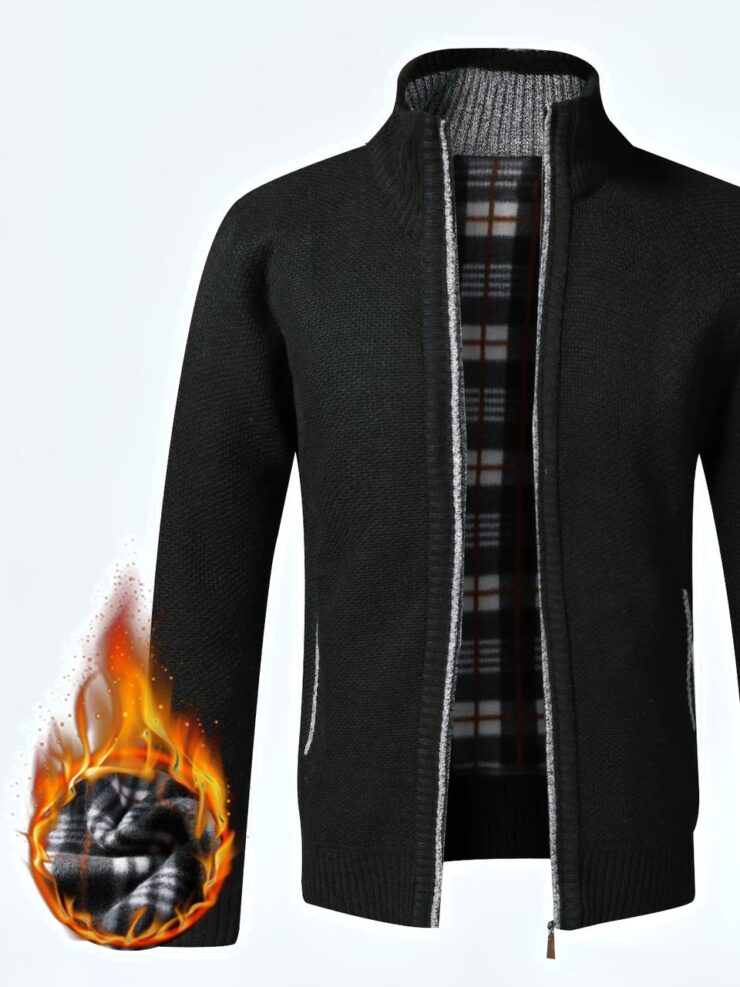 Cardigan gilet noir zippé avec une doublure ecossaise. Une boule de feu entourant un morceau de la doublure