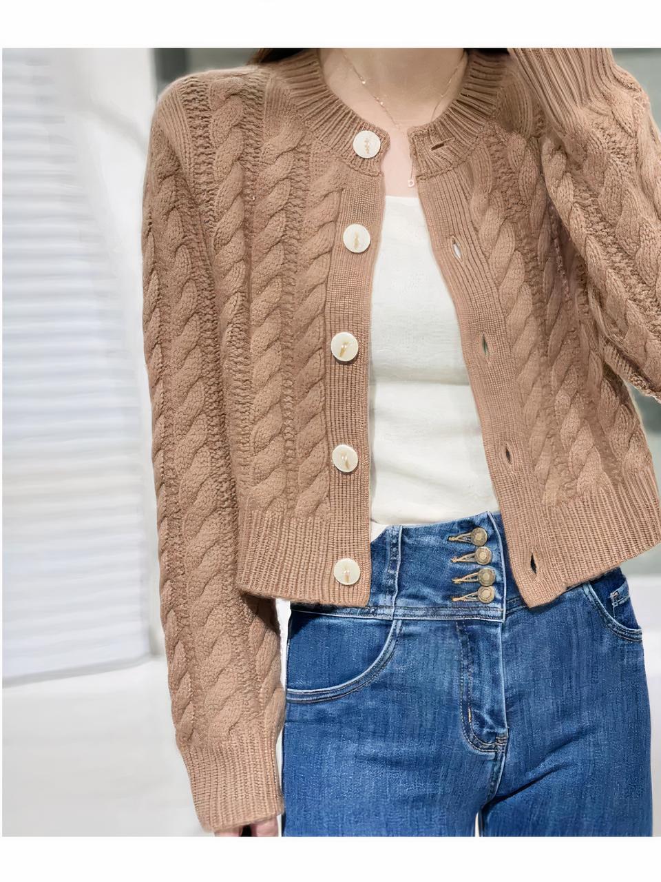 Photo d'un cardigan court col rond à cinq boutons blancs porté par une jeune femme sur un teeshirt blanc et un jean bleu taille haute, sur un fond blanc et vert clair