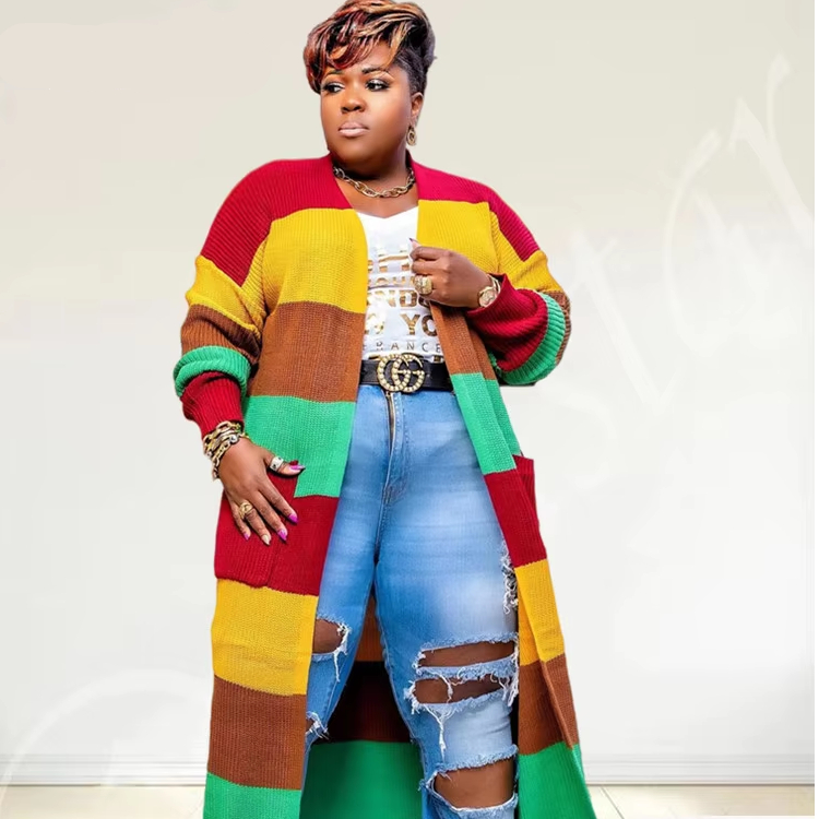 Une femme porte un jean, un tee shirt blanc et un gilet long rayé jaune, marron, rouge et vert