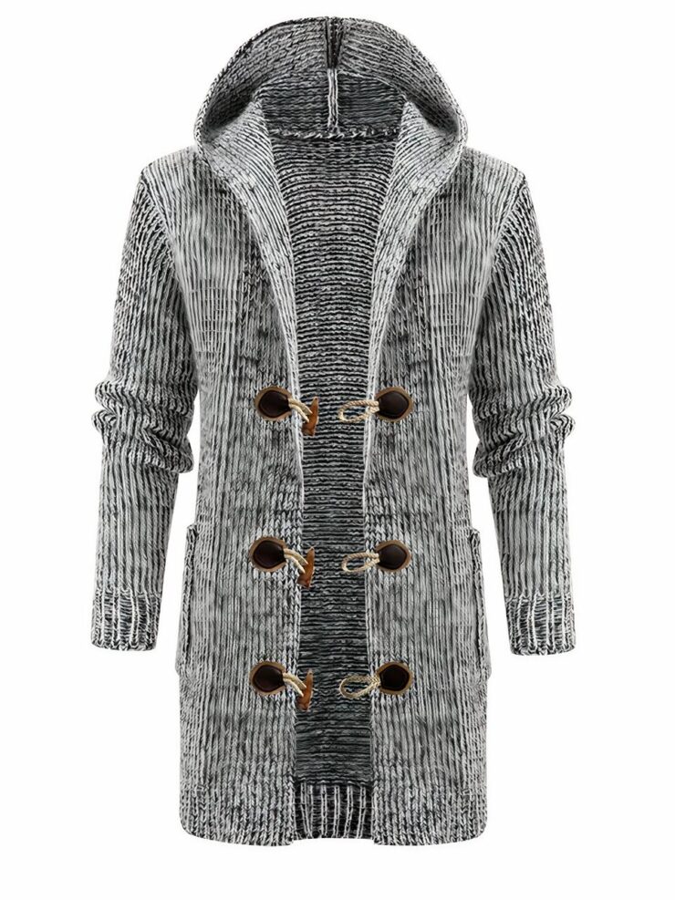 Photo d'un cardigan long pour homme à capuche en gris chiné et maille épaisse trois fermetures à brandebourgs style cuir marron et bois, le tout sur un fond blanc