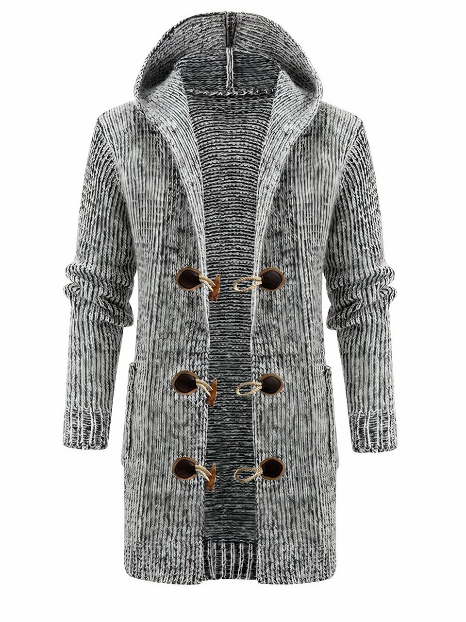 Cardigan long homme à brandebourgs Photo d'un cardigan long pour homme à capuche en gris chiné et maille épaisse trois fermetures à brandebourgs style cuir marron et bois, le tout sur un fond blanc