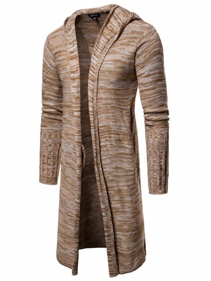 Photo d'un cardigan long marron à capuche avec des manches longues au détails spéciaux sur les avant-bras, le tout sur un fond blanc