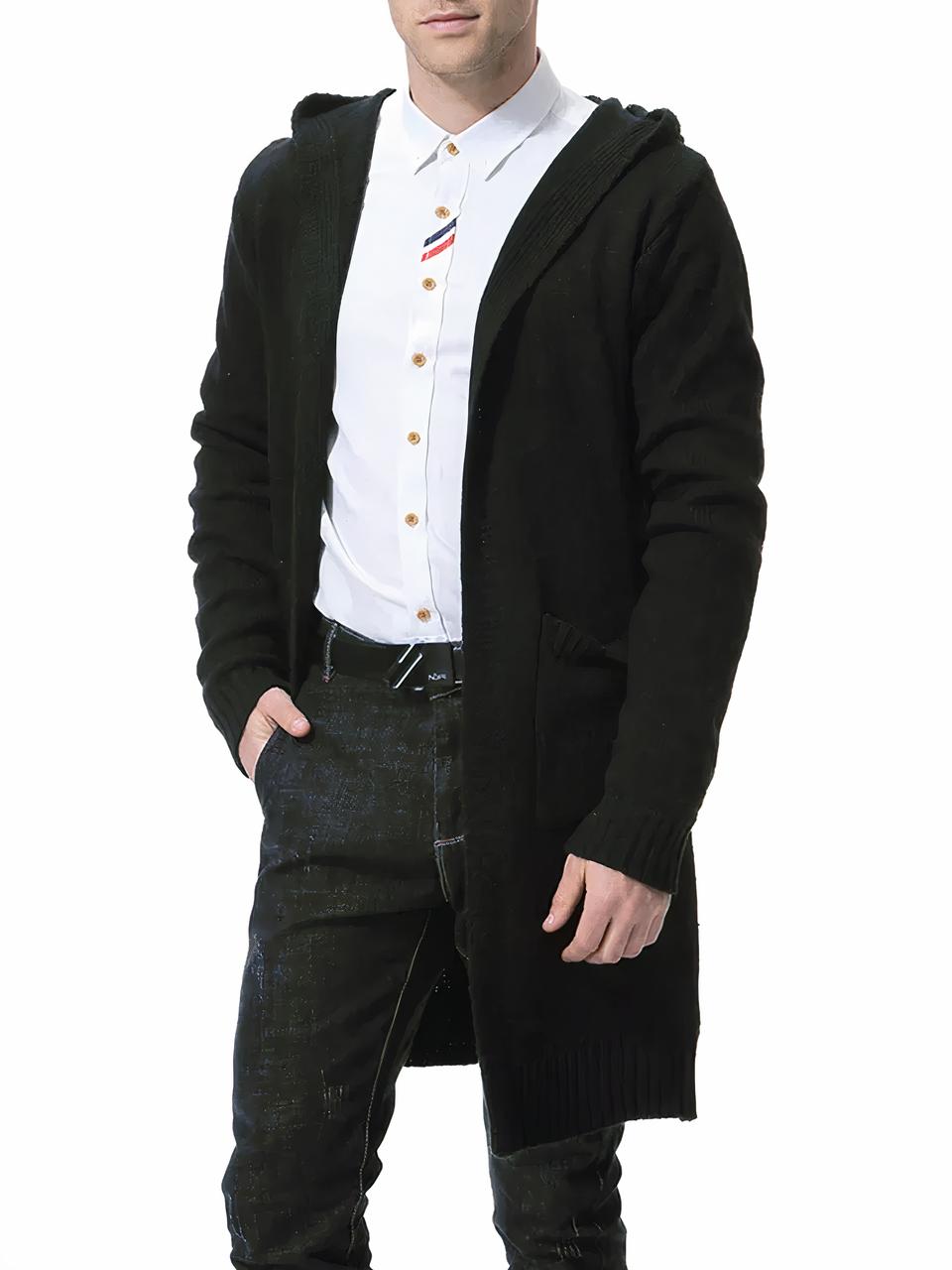 Photo d'un cardigan long en tricot fin style anglais à capuche porté ouvert par un homme sur une chemise blanche à boutons marron fermée petit col et petite ganses rouge et bleue et un jean noir, le tout sur fond blanc