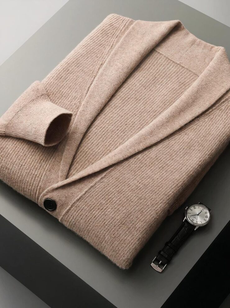 Cardigan col V revers beige près d'une montre fond noir pour homme