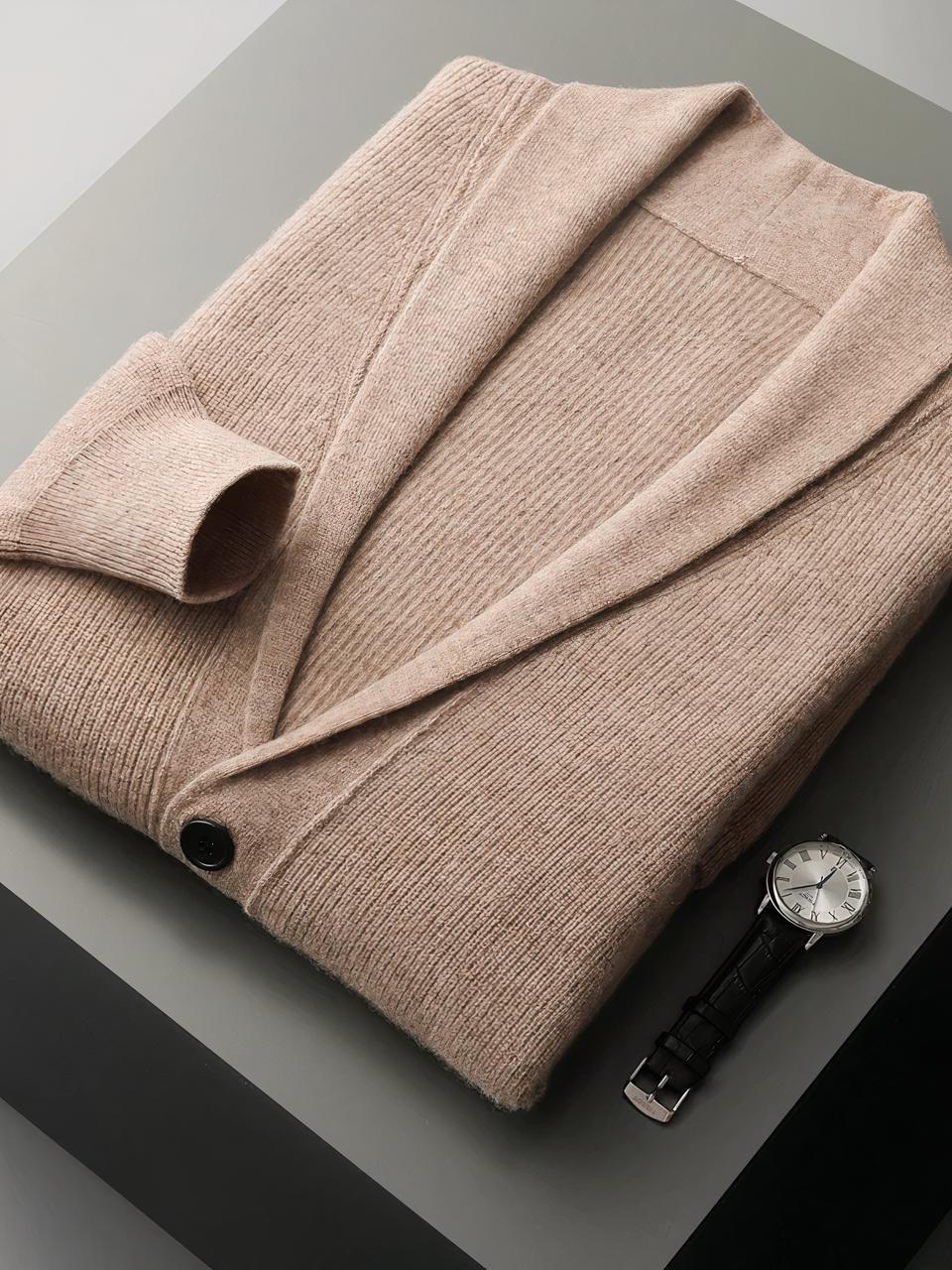 Cardigan pour homme en laine côtelée Cardigan col V revers beige près d'une montre fond noir pour homme