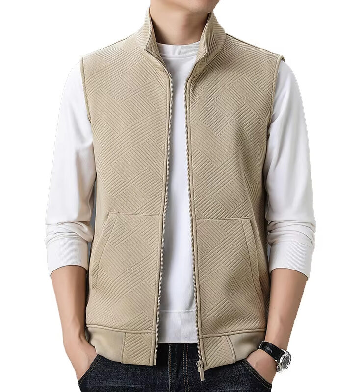 Cardigan sans manches beige sur un homme sui porte un T-shirt manches longues blanc en dessous