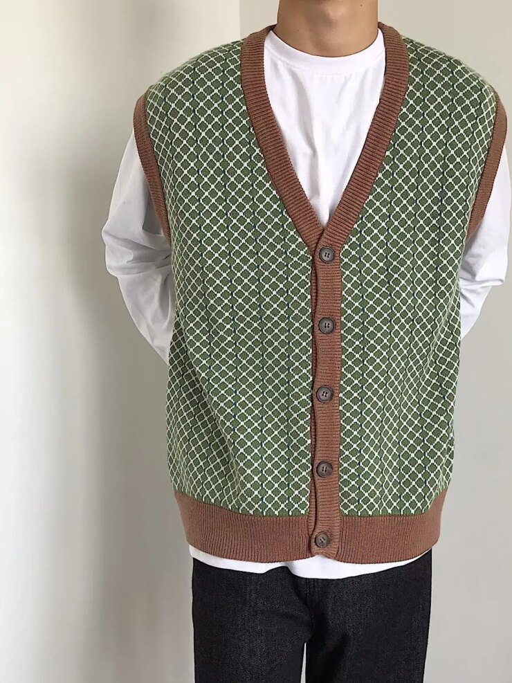 Cardigan vert et marron sans manches sur un homme
