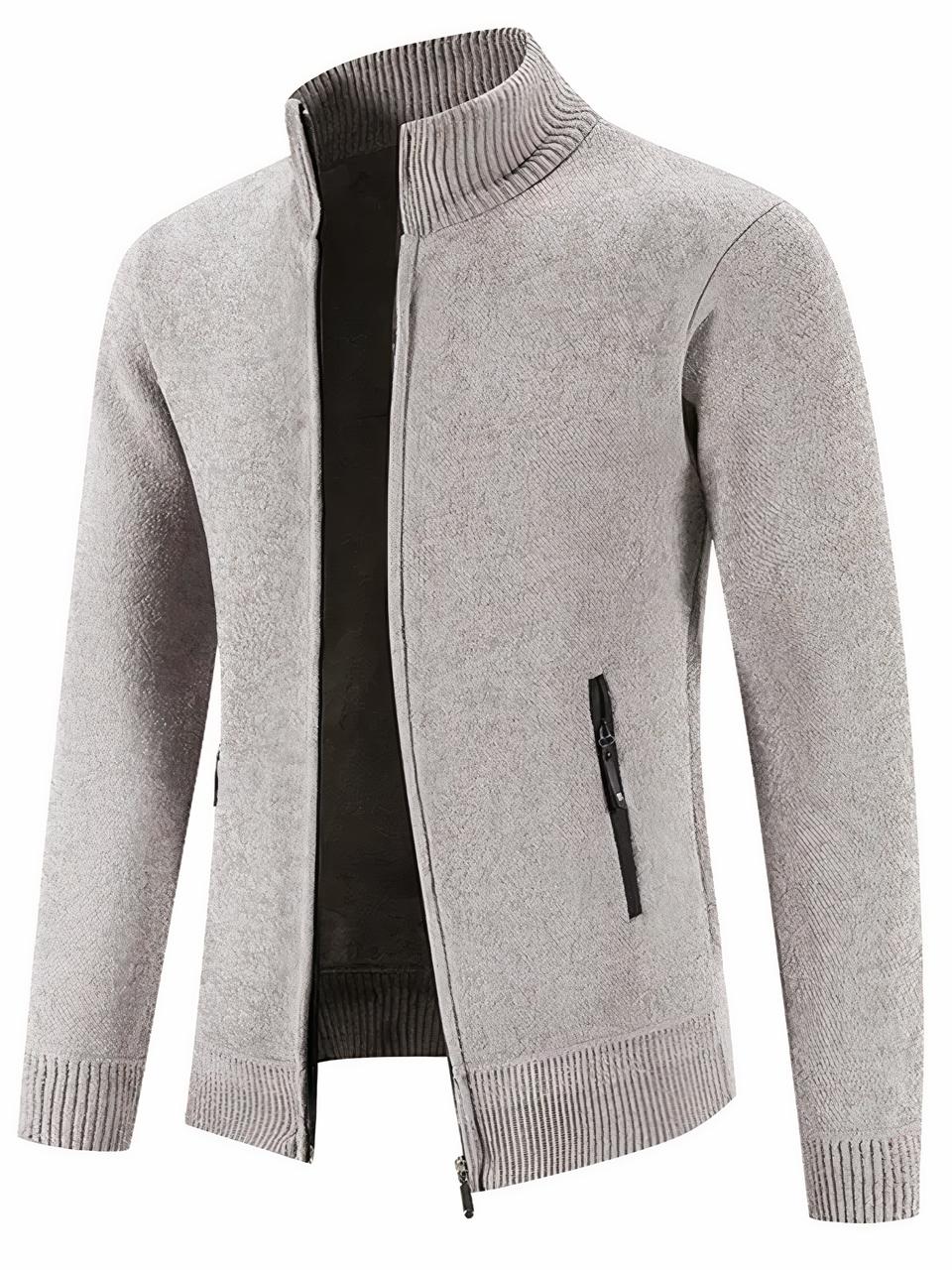 Cardigan zippé homme cintré style velours Photo d'un cardigan beige cintré zippé ouvert avec poches latérales au zip noir, le tout sur fond blanc