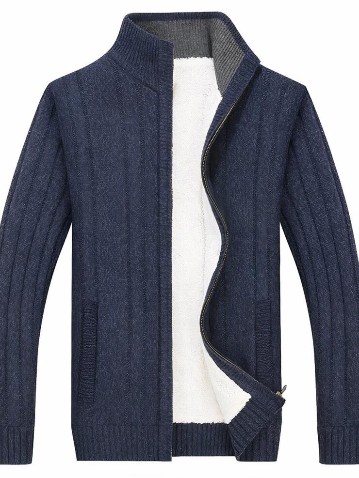 Photo d'un cardigan zippé bleu marine doublé à col montant en maille le tout sur un fond blanc