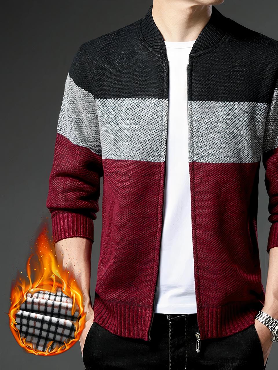 Photo d'un homme les mains dans les poches de son pantalon noir et portant un cardigan tricolore à grosses rayures horizontales noire, gris clair et bordeaux en bas sur un tee shirt blanc, un rond enflammé sur la gauche en bas montrant la doublure à carreaux chaude, le tout sur un fond blanc