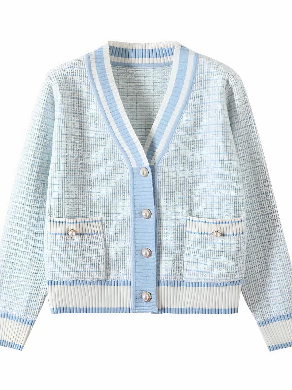 Cardigan bleu à carreaux sur fond blanc.