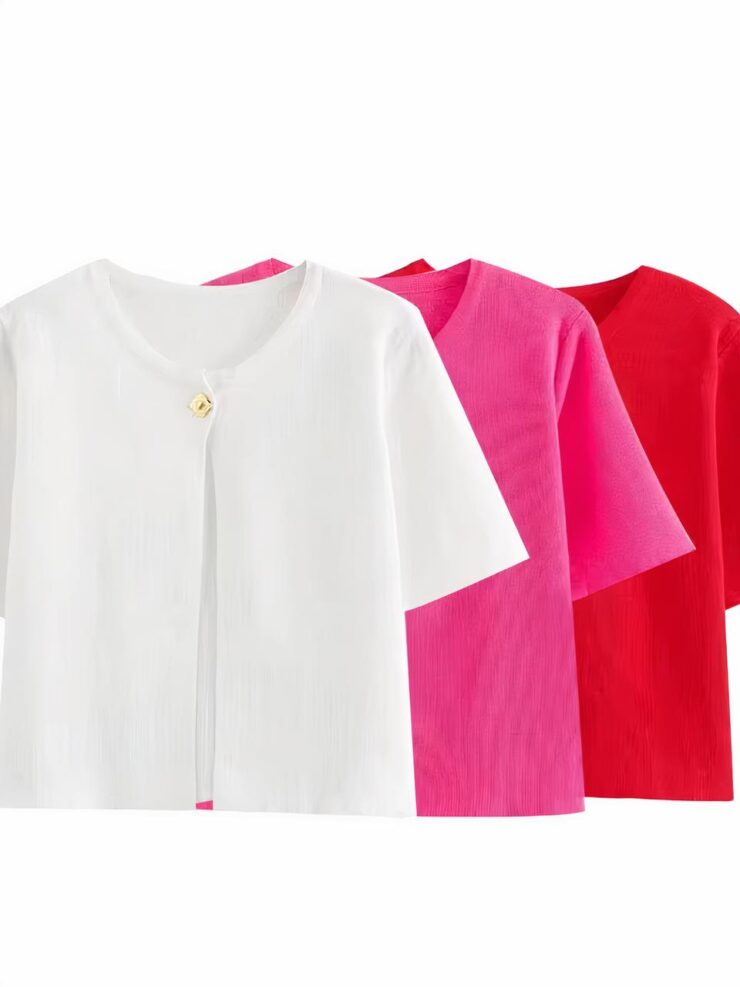 Trois cardigans colorés sur fond blanc.