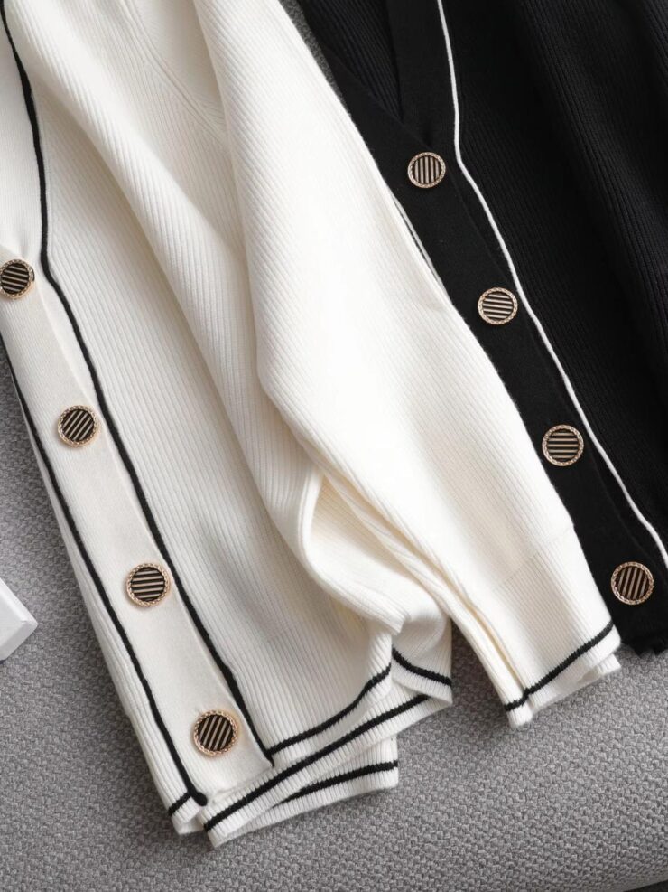 On voit deux cardigans pliés et posés.