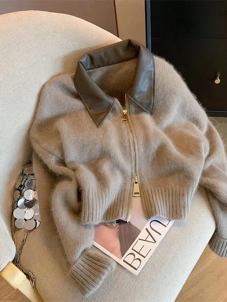 Cardigan zippé avec col pour femme Cardigan zippé avec col posé sur un fauteuil.