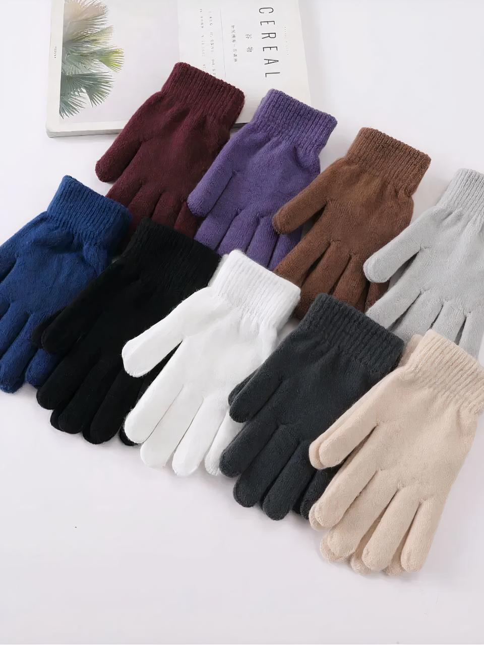 Gants d'hiver unisexe Gants d'hiver de différentes couleurs posés sur une table blanche avec un magazine.